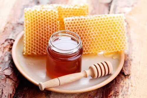 hunajakennot ja hunajaa