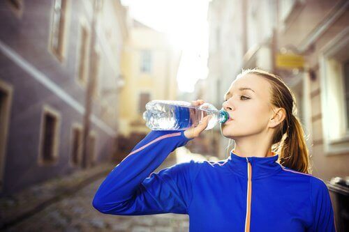 urheilija juo vettä