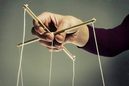 Manipuloiva ihminen saattaa yrittää tehdä oloasi syylliseksi.