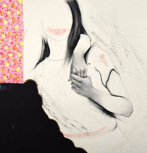 joku pitelee naisen kättä