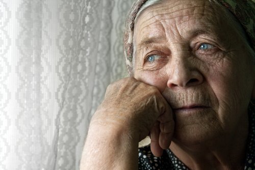 vanha mummo ja yksinäisyys
