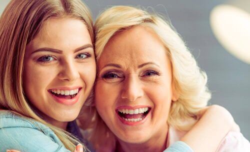 nuorempi ja vanhempi nainen