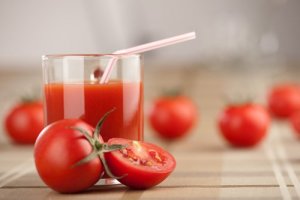 Viikoittainen detox-kuuri tomaattimehusta, valkosipulista ja kurkumasta