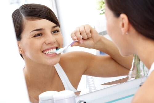 eroon hammasplakista harjaamalla huolellisesti