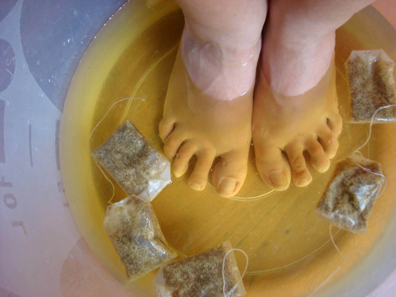 teepussit jalkakylvyssä