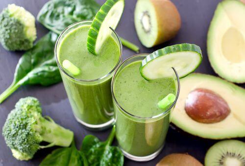 Kokeile tätä viikon detox-kuuria vihersmoothieista ja uudistu sekä sisäisesti että ulkoisesti Kokeile tätä viikon detox-kuuria vihersmoothieista ja uudistu sekä sisäisesti että ulkoisesti