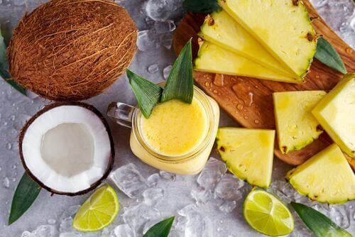 Pudota painoa ja hankkiudu eroon kertyneistä nesteistä tämän ananas-kookos-inkiväärismoothien  avulla - Askel Terveyteen