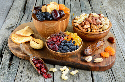 energiaa antava aamupala sisältää kuivattuja hedelmiä ja pähkinöitä