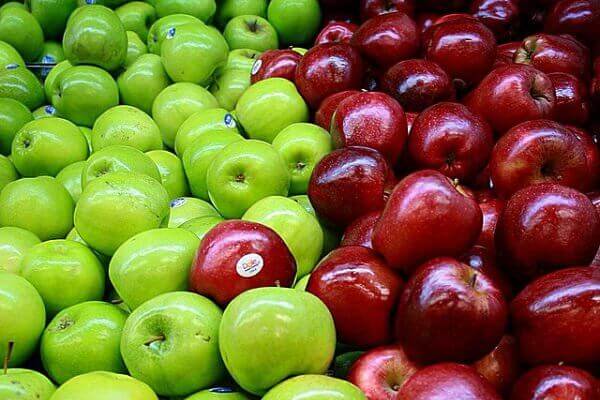 vihreät ja punaiset omenat