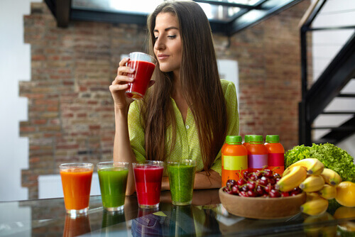 nainen maistelee smoothieita