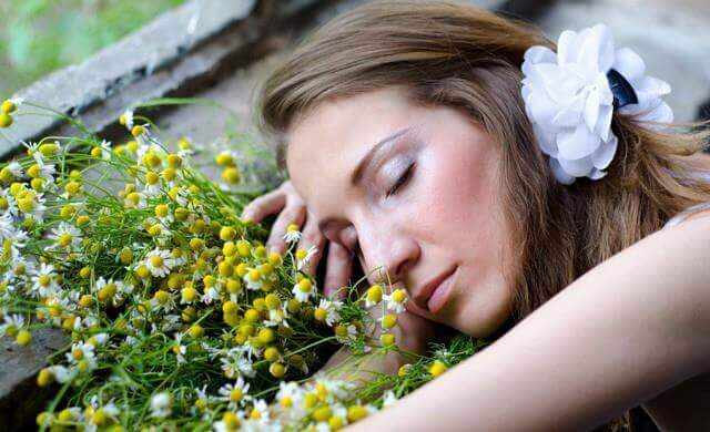 nainen nukahti kukkien päälle