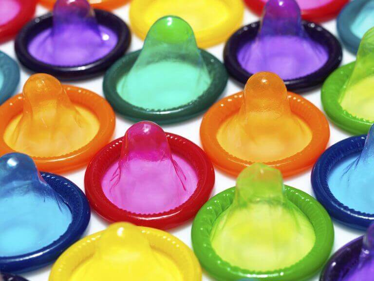 värikkäät kondomit