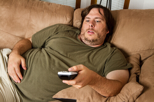 lihava mies sohvalla