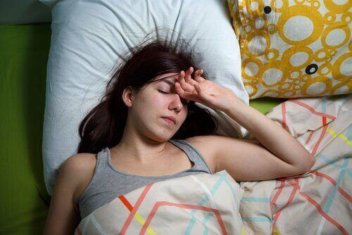 nainen nukkuu