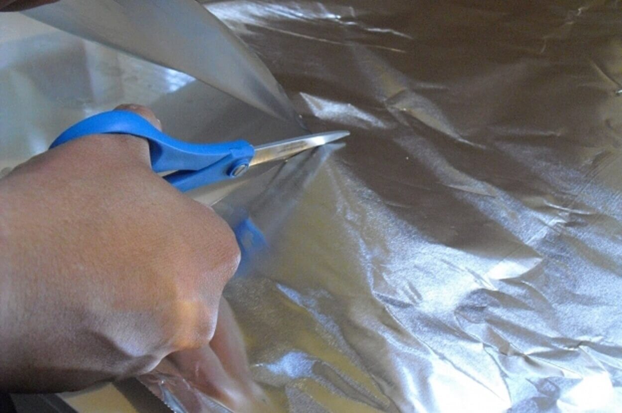 leikkaa saksilla foliota