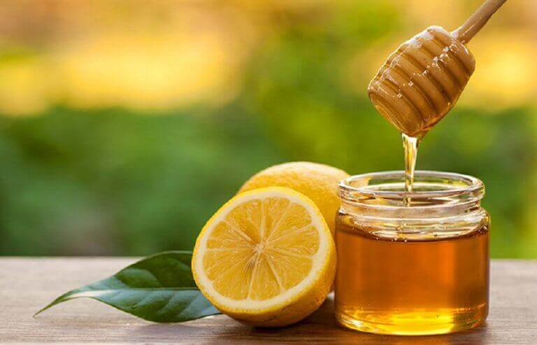 hunajaa ja sitruunaa kipeään kurkkuun