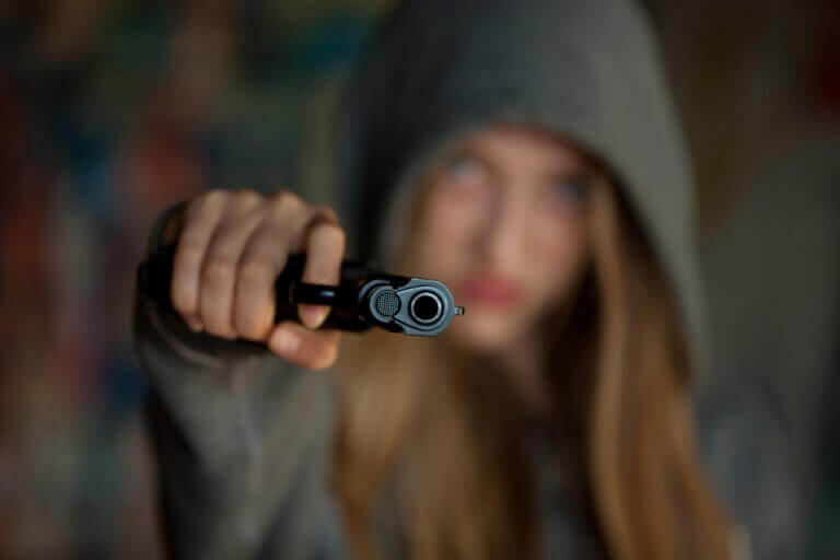 teini uhkailee käsiaseella