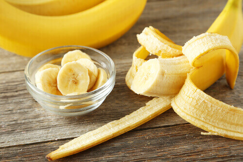 banaanilla hiuksista kiiltävät
