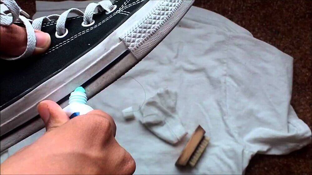 Voit puhdistaa kengät hammastahnaa apuna käyttäen.