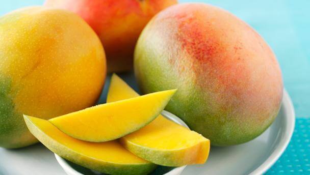 ravitsevaa salaattia mangosta