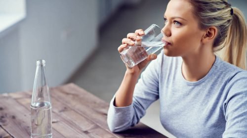 Kutisevaan kurkkuun auttaa, kun juot enemmän vettä.