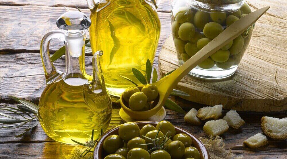 oliiviöljyllä hiuksista kiiltävät