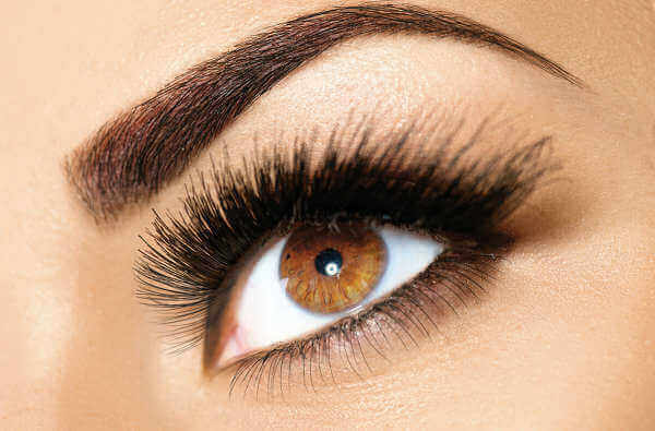 tapaa käyttää vaseliinia kulmakarvoihin ja silmäripsiin