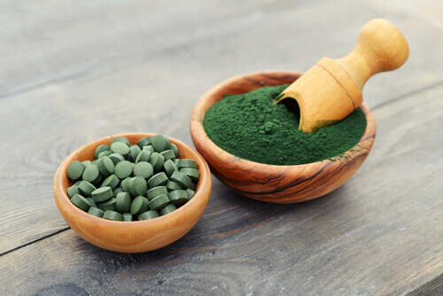 spirulinaa jauheena ja tabletteina