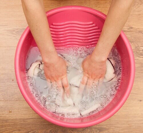 Voit valkaista vaatteet suolan ja sitruunamehun avulla.