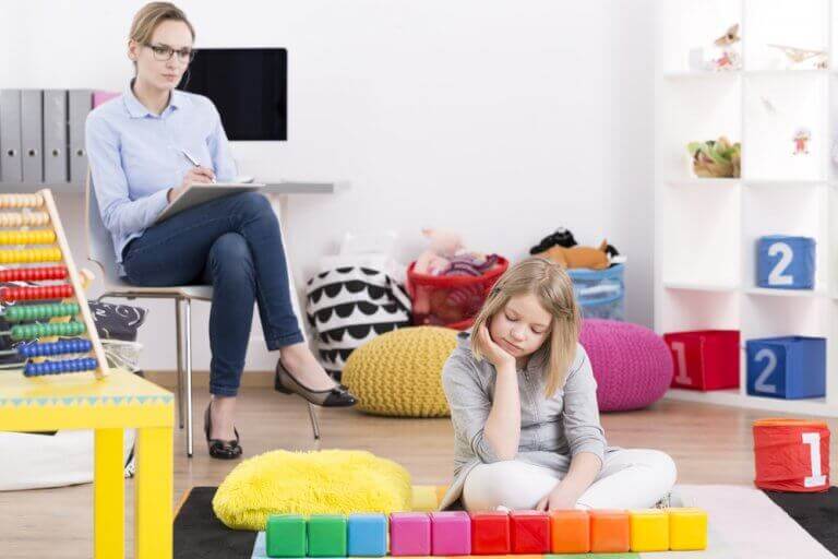 lääkäri arvioi lasta