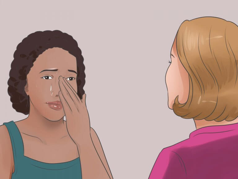 nainen itkee ystävänsä kanssa ollessaan