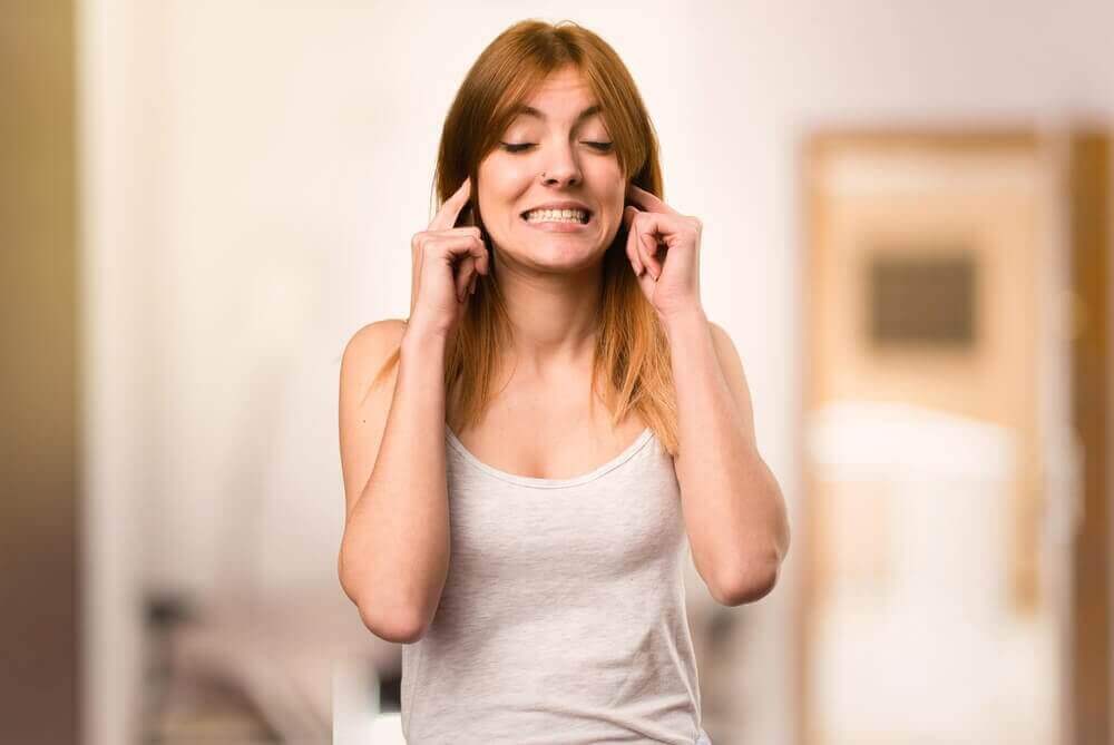 naista häiritsee korvien soiminen