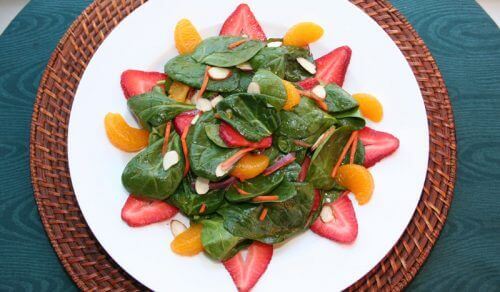 salaatti mandariinista ja mansikasta