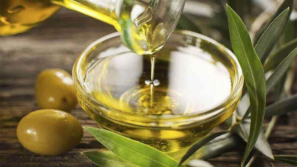 Oliiviöljystä on hyötyä myös ihonhoidossa.