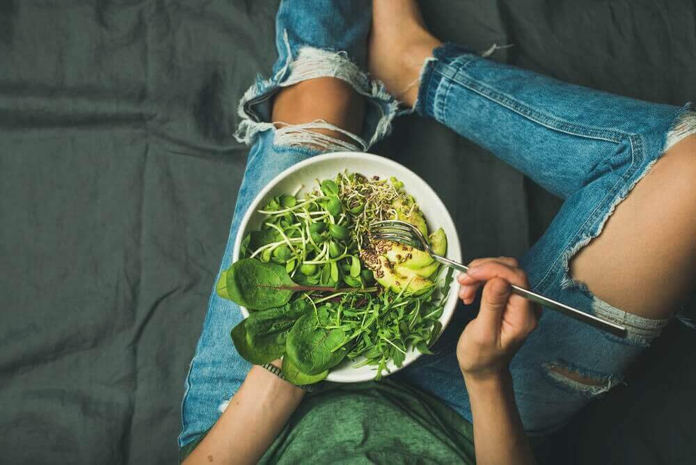 syö salaattia ehkäise raudanpuuteanemia
