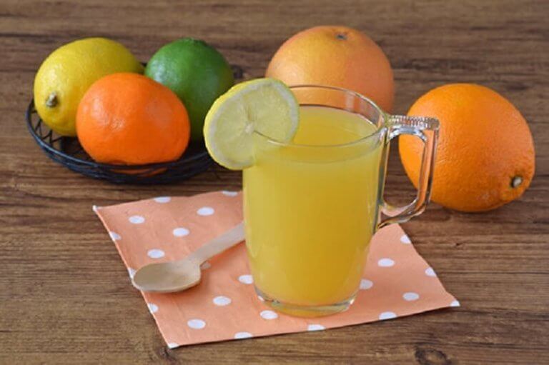 Sitrushedelmistä valmistettu juoma sisältää runsaasti vitamiineja.