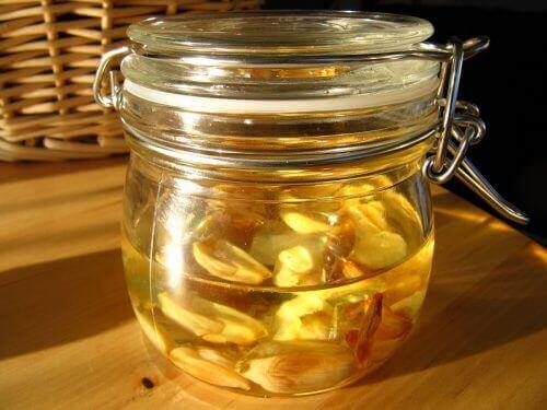 valkosipulia öljyssä