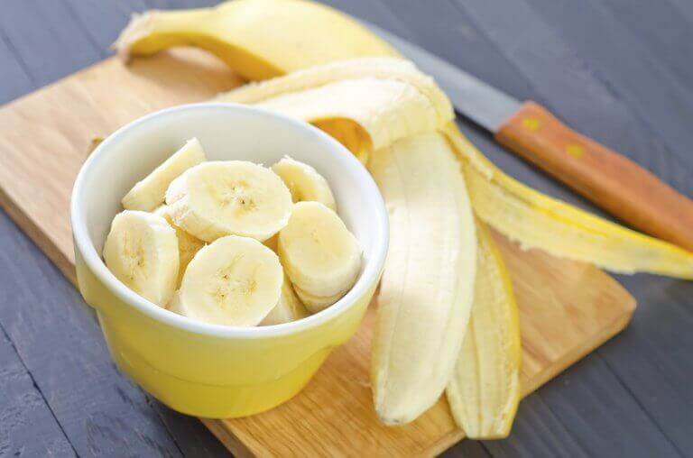 Banaani ja saksanpähkinät on terveellinen iltapala, ja se täyttää vatsaa sopivasti.