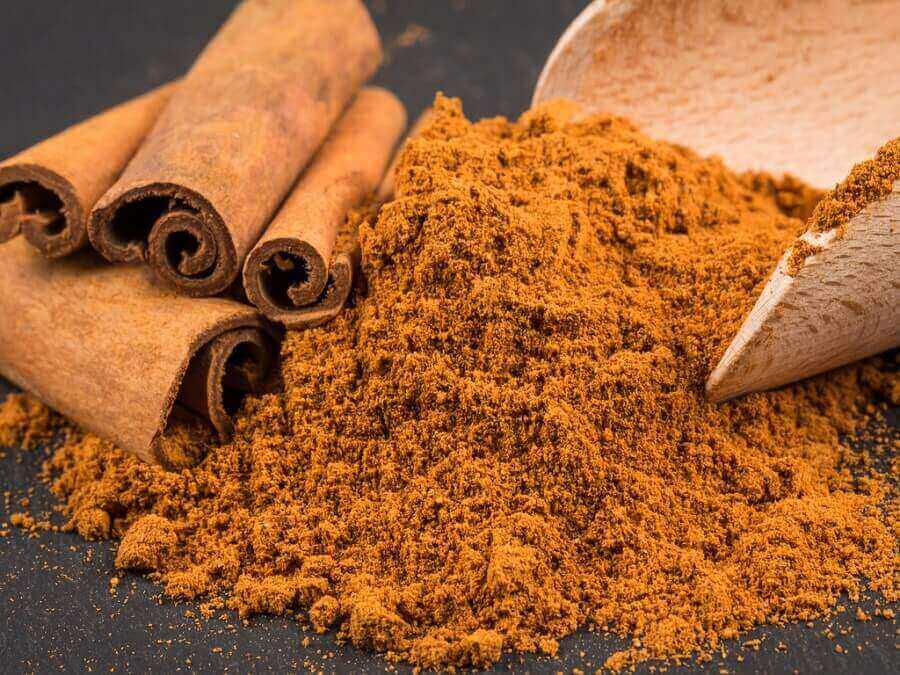 valmistaa hiusnaamiota kanelista