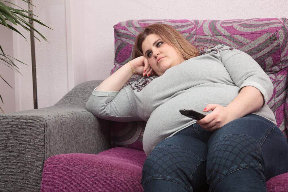 ylipainoinen nainen sohvalla