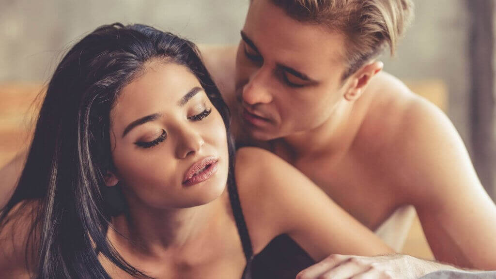 Lohikäärme- asennossa mies nauttii hallinnan tunteesta.