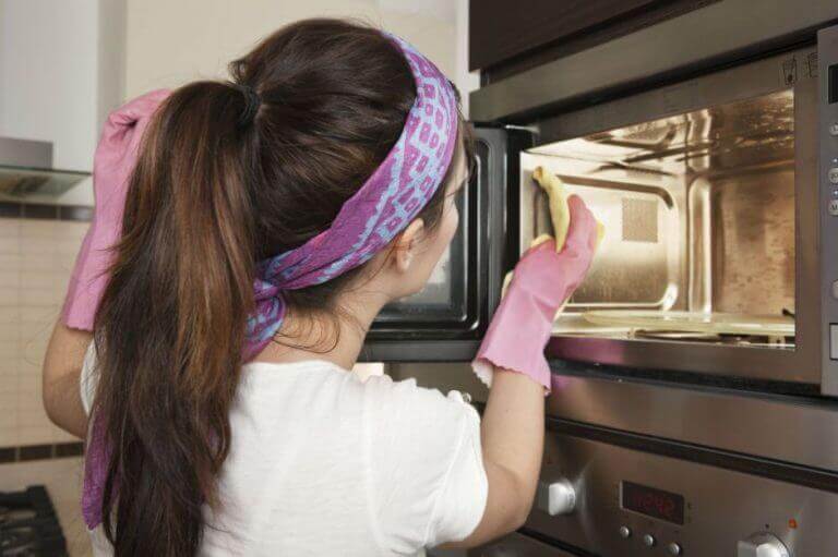 nainen poistaa hajut keittiöstä
