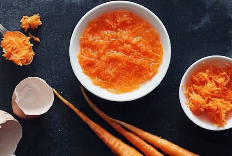 Hoito porkkanasta ja munanvalkuaisesta otsan juonteiden häivyttämiseksi.