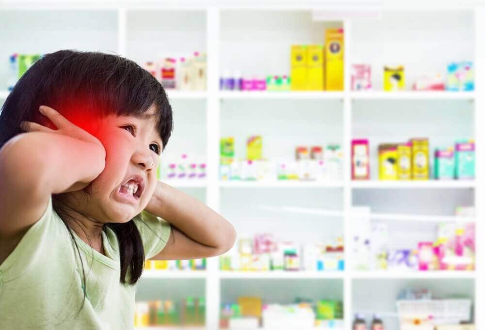 Aivokalvontulehdus aiheuttaa lapselle valoherkkyyttä.