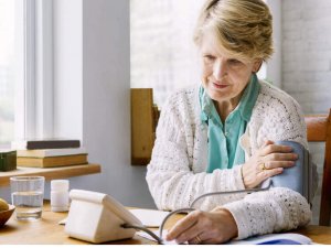 nainen mittaa verenpainetta