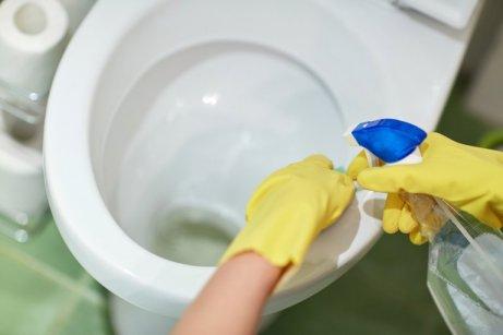 Kylpyhuoneen desinfiointiin voi käyttää erilaisia tuotteita.
