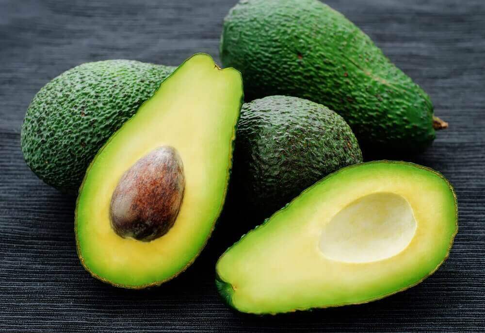 Avokado on guacamolen keskeisin aines.