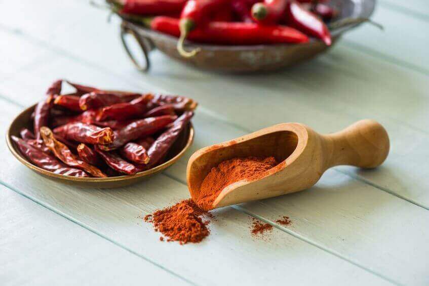 kokeile luontaishoitoa kantapääkipuun: cayenne