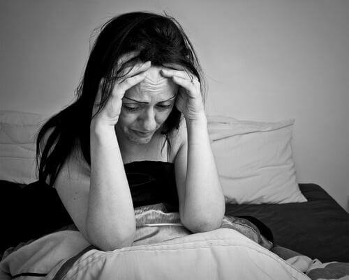 Paniikkikohtauksen hoitoon voidaan käyttää lääkkeitä ja psykoterapiaa.