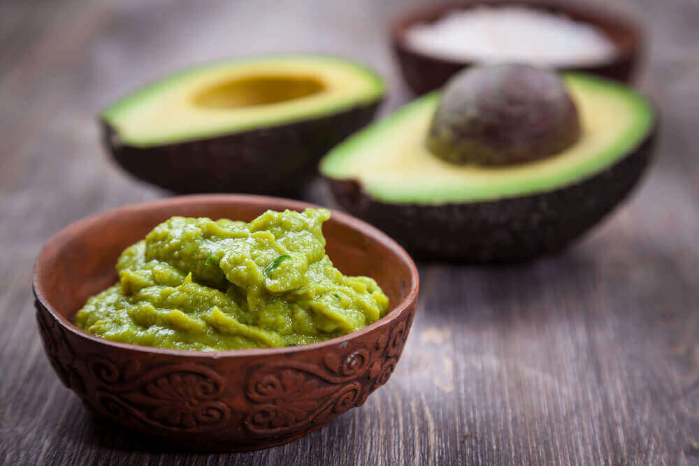 Kotitekoinen guacamole on helppo valmistaa.